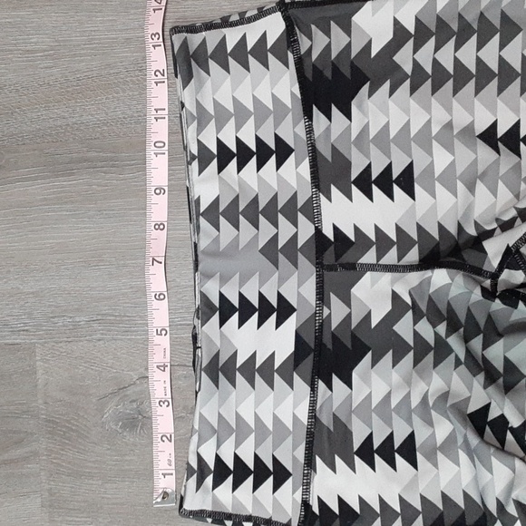 BOTH Gap Fit Capri Leggings - Picture 6 of 14